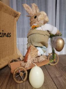 un coniglio di peluche è seduto su un tavolo di legno di Apartament Eagle a Predeal