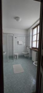 baño con 2 lavabos, ducha y 2 aseos en Al Cantuccio, en Scopello