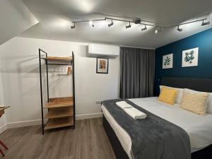 - une chambre avec un lit et une étagère dans l'établissement Smart Camden Inn Hostel, à Londres