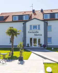 een gebouw met een bord waarop staat: civaza moranca bij Gwiazda Morza in Sianozety