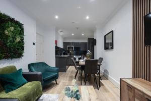 ein Wohnzimmer und eine Küche mit einem Tisch und Stühlen in der Unterkunft Stunning Two Bedroom Brighton Penthouse in Brighton & Hove