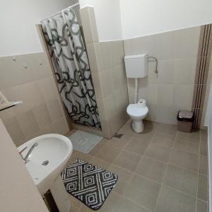 uma casa de banho com um WC e um lavatório em BAN STAN em Vrbas