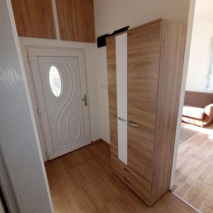 um quarto com um armário de madeira e uma porta em BAN STAN em Vrbas
