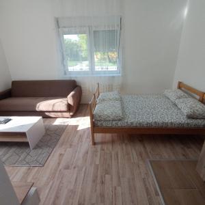 uma sala de estar com duas camas e um sofá em BAN STAN em Vrbas