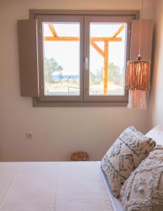 Postel nebo postele na pokoji v ubytování 4Twaves beach house - BeachFront in Agios Ioannis