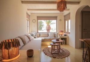 Posezení v ubytování 4Twaves beach house - BeachFront in Agios Ioannis