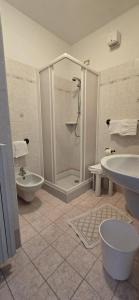スコペッロにあるAl Cantuccioのバスルーム(シャワー、トイレ、シンク付)
