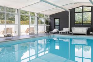 Bazén v ubytování Hôtel Lancelot & Spa - Domaine du Roi Arthur nebo v jeho okolí