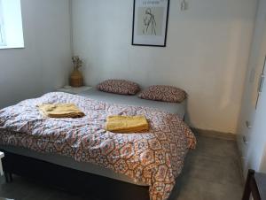 1 dormitorio con 1 cama con 2 toallas en 2 Bedrooms Furnished Semi-basement Apartment - close to everything in Moss, en Moss