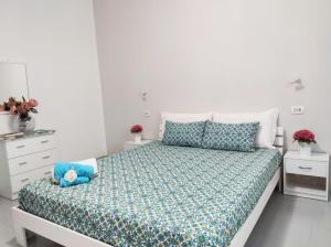 - une chambre blanche avec un lit et une commode dans l'établissement Villa Calipso - Appartamento in Villa con giardino e wi-fi, à Ovile la Marinella