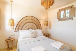 Postel nebo postele na pokoji v ubytování 4Twaves beach house - BeachFront in Agios Ioannis