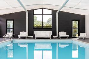 Bazén v ubytování Hôtel Lancelot & Spa - Domaine du Roi Arthur nebo v jeho okolí