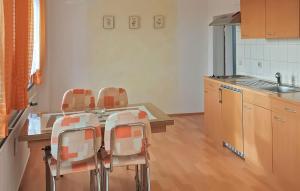 een keuken met een tafel met vier stoelen bij Nice Apartment In Breitenbrunn With Wifi in Breitenbrunn