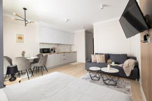 una sala de estar con un sofá y una mesa en Modern Studio with Garden in Świnoujście by Noclegi Renters, en Świnoujście