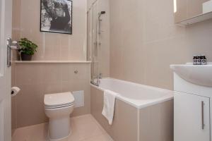 Baño blanco con aseo y lavamanos en ※ Stunning Apt - Centre of Historic Bath ※, en Bath