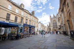 uma rua numa cidade com pessoas a passear em ※ Stunning Apt - Centre of Historic Bath ※ em Bath