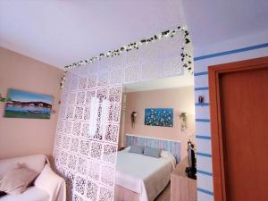 1 Schlafzimmer mit 2 Betten und einem Fenster in der Unterkunft Grazioso monolocale in Sardegna in Marina di Sorso