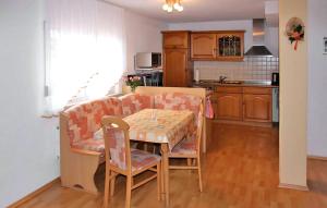 A kitchen or kitchenette at 2 Bedroom Beautiful Home In Brenstein