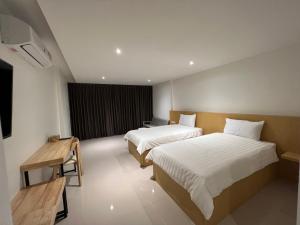 Postel nebo postele na pokoji v ubytování Super Highway Hotel