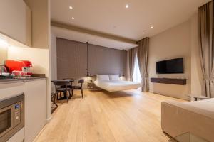 une chambre d'hôtel avec un lit et une table dans l'établissement Oriana Homèl Verona, à Vérone