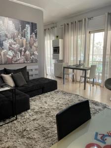 sala de estar con sofá y mesa en Urban Residence, en Atenas