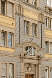 een gebouw met een siervisor aan de zijkant bij Electric Rooms & Suites in Trento
