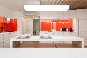 Η κουζίνα ή μικρή κουζίνα στο Porta da Arrábida Suites +33 φωτογραφίες