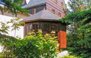 altana w ogrodzie domu w obiekcie Beautiful Apartment In Neuhausen With Kitchen w mieście Neuhausen