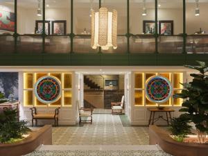 إتش 10 كازانوفا في برشلونة: لوبي فندق فيه كراسي وطاولات