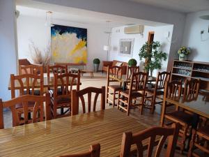 德拉塞爾瓦港的住宿－Hostal Sol i Sombra，一间带桌椅的用餐室和一幅画
