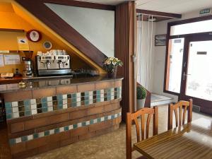 德拉塞爾瓦港的住宿－Hostal Sol i Sombra，厨房配有柜台、桌子和炉灶。