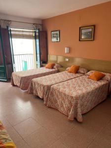 德拉塞爾瓦港的住宿－Hostal Sol i Sombra，两张床铺 - 酒店客房,带三分之二