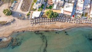 - une vue aérienne sur une plage avec l'océan dans l'établissement Maria Beach Hotel, à Kíssamos