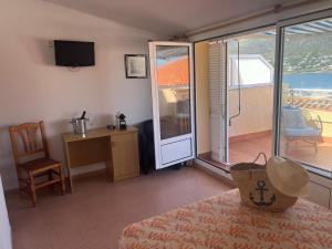 TV a/nebo společenská místnost v ubytování Hostal Sol i Sombra