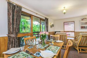 un comedor con una mesa con flores. en Cedar Lodge Minehead en Minehead