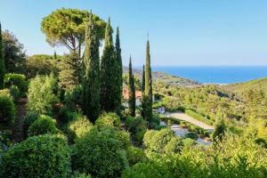 a view of a garden with trees and a river at Tenuta Bussadori - Casa Del Timoniere in Poggio