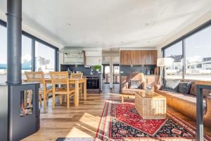 uma cozinha e sala de estar com um sofá e uma mesa em STAY24 - Wasservilla Chalet am Meer em Peenemünde