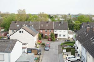 una vista aérea de un barrio residencial con casas en Möblierte 3-Zimmer-Wohnung nahe Düsseldorf in Duisburg-Süd en Duisburg