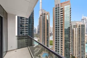 balcón con vistas a la ciudad en Luxury 2 Bedroom Apartment - Next to Dubai Opera, en Dubái