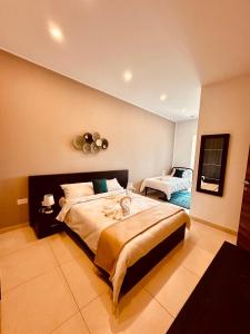 1 dormitorio con 1 cama grande en una habitación en Dome Luju, en Mosta