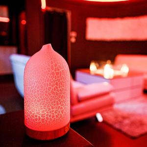 un vaso rosso seduto sopra un tavolo di cosy corner waterloo a Waterloo