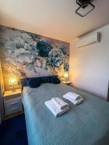 sypialnia z łóżkiem i tapetą w kwiaty w obiekcie Apartament nad Zalewem w Serocku