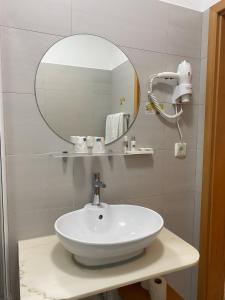 y baño con lavabo blanco y espejo. en Mareta View - Boutique Bed & Breakfast, en Sagres