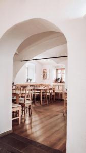 Restoran ili drugo mesto za obedovanje u objektu Ferienwohnung OberGuess