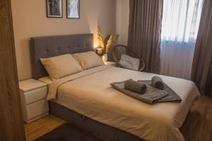 ein Schlafzimmer mit einem Bett mit zwei Handtüchern darauf in der Unterkunft EVIAS Apartment in Sandanski
