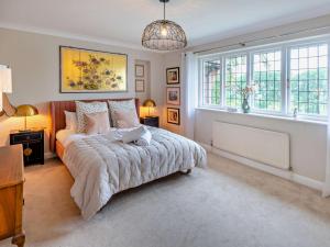 1 dormitorio con 1 cama y 2 ventanas en Riverside House en Cookham