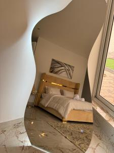 ein Schlafzimmer mit einem Bett und einem großen Fenster in der Unterkunft Rashed Farm in Al Rahba