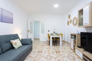 una sala de estar con un sofá y una mesa en Vivienda vacacional El Pijaral, en El Roque