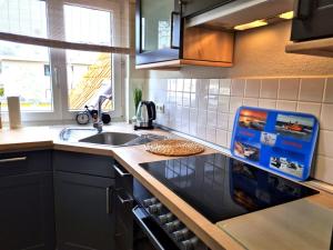 cocina con fregadero y encimera en Urlaub im Ostseebad Grömitz - Haus Neuborn - strandnah und ruhig gelegen Whg OG en Grömitz