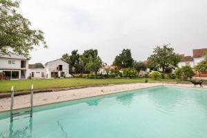 a large swimming pool in the backyard of a house at Casa de Arcos in Anadia